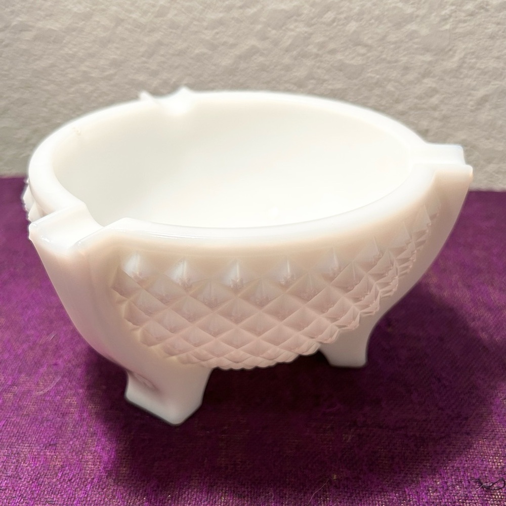 VINTAGE WESTMORELAND? ROUND HOBNAIL FOOTED WHITE MILK GLASS ASHTRAY SALSA DISH